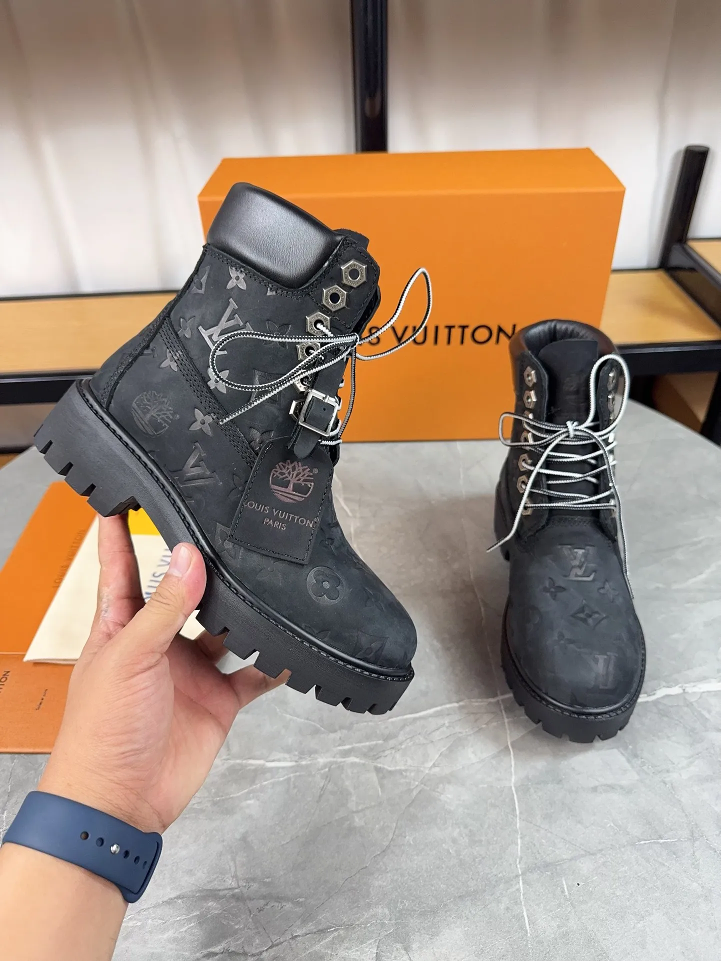 Couple model 💰700 ❤️Top version: Couple model LV x Timberland Timberland joint model Presbyopia Embossed Rhubarb boots Ankle boots Short boots LV x Timberland ankle boots are made of Monogram embossed waterproof nubuck cow leather, relying on the brand's exquisite craftsmanship to carefully reshape the classic Timberland 6-inch boot shape in Italy, and make an eye-catching appearance in 2024 created by Pharrell Williams with American workwear style Autumn and winter menswear show. Monogram embossed tongue, original Timberland laces and outsole are exquisite details, and the leather label expresses the cooperation logo. Exquisite packaging at the delivery counter🛍📦 ▪️Material: Original customized imported first-layer cowhide ▪️Inner lining: Original customized leather lining/mesh lining ▪️Outsole: Original molded anti-slip rubber material ▪️Sole thickness: 3.5CM ▪️Size: Women's 35-40 Men's 39-46
